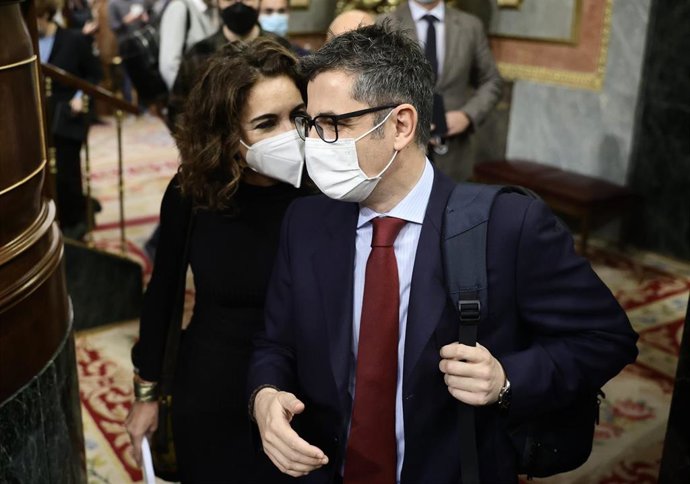 La ministra de Hacienda, María Jesús Montero, y el ministro de la Presidencia, Relaciones con las Cortes y Memoria Democrática, Félix Bolaños, conversan a su llegada a una sesión plenaria en el Congreso de los Diputados, a 2 de febrero de 2022.