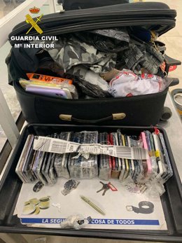 La Guardia Civil intercepta en el Aeropuerto de Barajas dos maletas con casi un centenar de teléfonos de dudosa procedencia