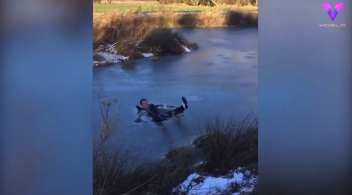 Intentó cruzar un río helado corriendo pero salió mal
