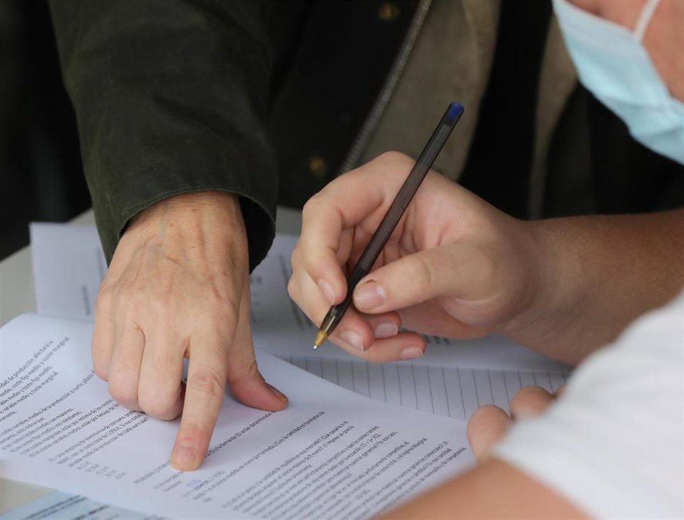 Una profesora con un alumno durante un examen, a 10 de enero de 2022, en Madrid, (España).