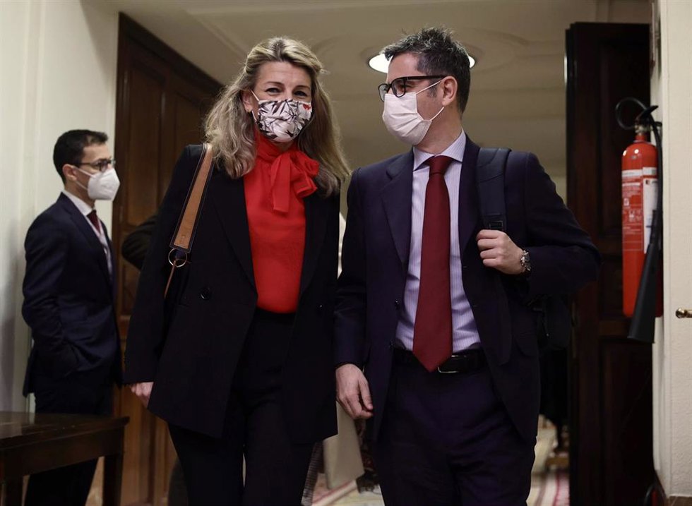 La vicepresidenta segunda del Gobierno y ministra de Trabajo y Economía Social, Yolanda Díaz, y el ministro de la Presidencia, Relaciones con las Cortes y Memoria Democrática, Félix Bolaños, a su llegada a una sesión plenaria en el Congreso.
