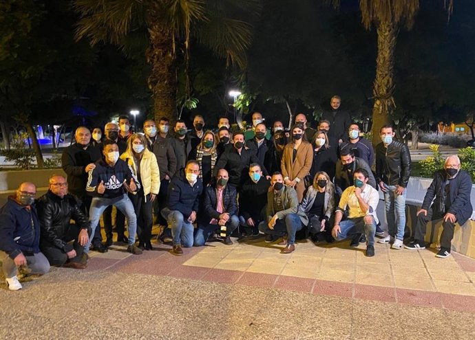 Juan José Arias con los vecinos que le apopyaron durante el pleno de Guadalupe