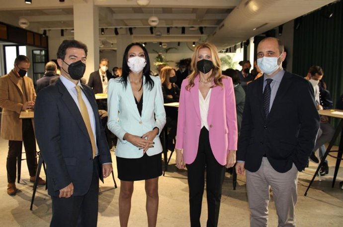 La consejera Valle Miguélez (centro),  acompañada por el director del INFO, Joaquín Gómez (1 derecha); la directora general del SEF, Marisa López (2 derecha); y el gerente de Inemur, Gregorio Navarro