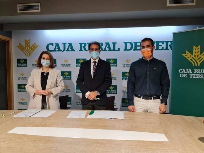 La alcaldesa de Teruel, Emma Buj, y el jefe de zona Alto Teruel de Caja Rural de Teruel, Juan Mangas, firman el convenio de colaboración de 2022
