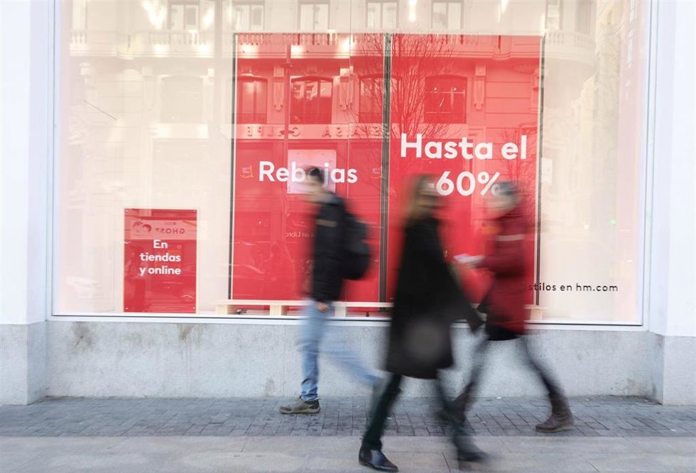 Varias personas pasan delante del escaparate de H&M, a 7 de enero de 2022, en Madrid (España). Las rebajas de 2022 traerán un aumento en el consumo y el crecimiento de las compras on line. Se calcula que, de media, los españoles gastarán 96,33 euros dur
