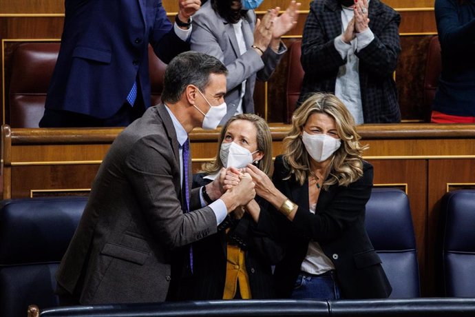 (i-d) El presidente del Gobierno, Pedro Sánchez, celebra con las vicepresidentas primera y segunda, Nadia Calviño y Yolanda Díaz, la convalidación de la reforma laboral en el Congreso