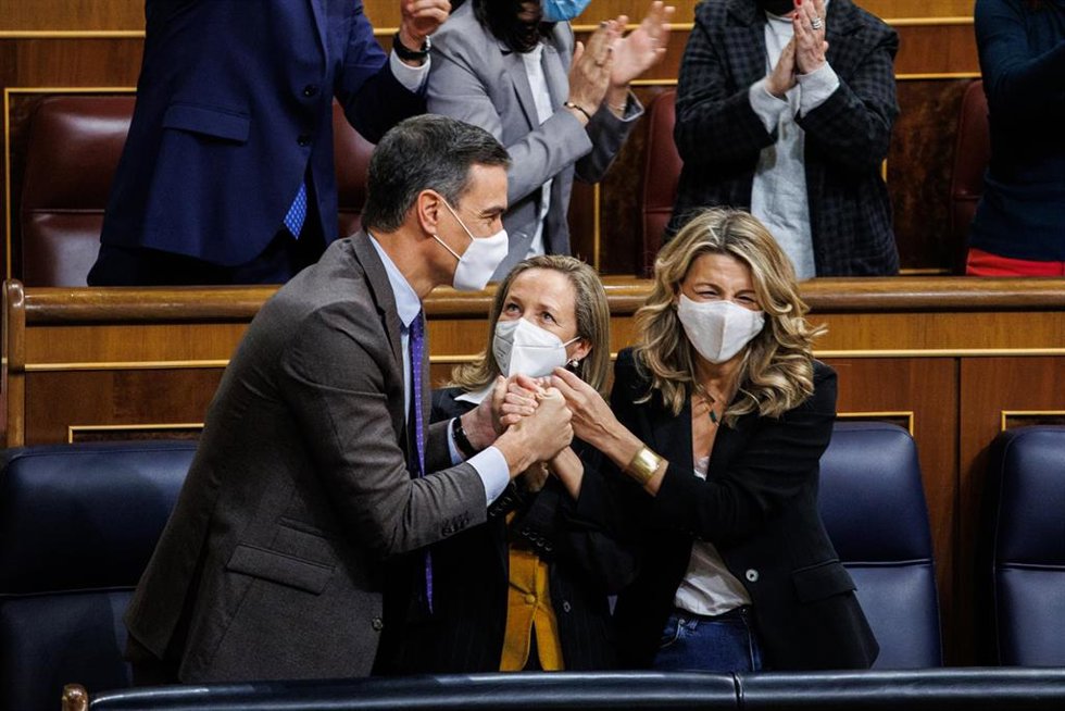 (i-d) El presidente del Gobierno, Pedro Sánchez, celebra con las vicepresidentas primera y segunda, Nadia Calviño y Yolanda Díaz, la convalidación de la reforma laboral en el Congreso