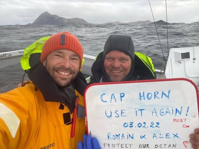 El español Alex Pella y el francés Romain Pilliard, a bordo del trimarán 'Use It Again!', superan el Cabo de Hornos y llegan al Pacífico