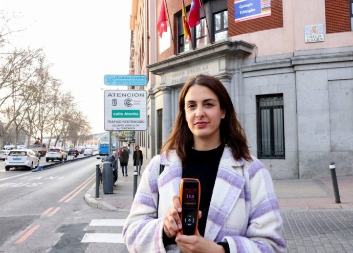 La portavoz de Más Madrid, Rita Maestre, exige al alcalde, José Luis Martínez-Almeida, protección para los escolares tras medir in situ la contaminación que respiran en un colegio