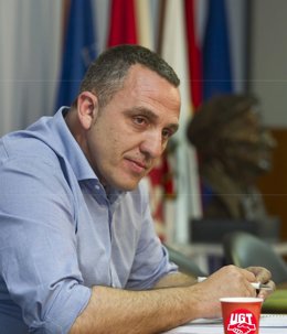 Archivo - El secretario general de UGT Cantabria, Mariano Carmona