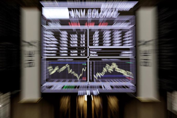 Valores del Ibex 35 en el Palacio de la Bolsa, a 28 de enero de 2022, en Madrid (España). 