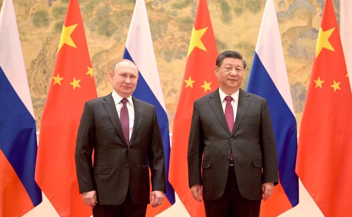 HANDOUT - 04 February 2022, China, Beijing: Chinese President Xi Jinping (R) receives his Russian counterpart Vladimir Putin ahead of their joint meeting. Photo: -/Kremlin/dpa - ATTENTION: editorial use only and only if the credit mentioned above is ref