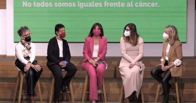 Tres pacientes y una familiar participan en la presentación del primer informe sobre la inequidad del cáncer en España, publicado por la Asociación Española contra el Cáncer (AECC) con motivo del Día Mundial contra el Cáncer, a 4 de febrero de 2022.