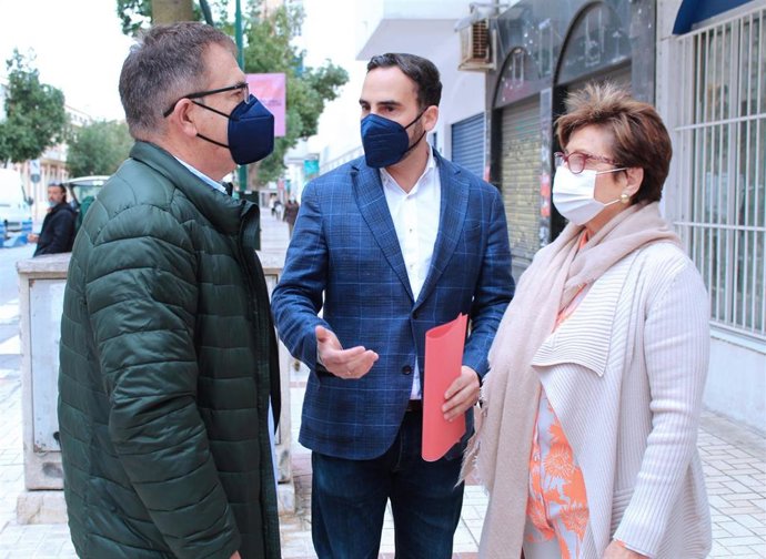 El secretario general del PSOE de Málaga, Daniel Pérez, y la senadora socialista Marisa Bustinduy