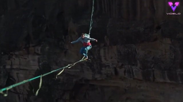 ¿TE ATREVERÍAS A PRACTICAR SLACKLINE EN UN ACANTILADO?