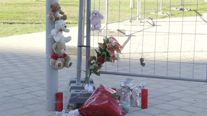 Flores, peluches y velas en el vallado de la Feria de Mislata