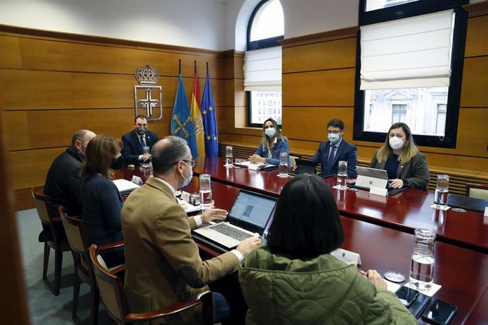 El presidente del Principado de Asturias, Adrián Barbón, preside la reunión del Consejo de Gobierno