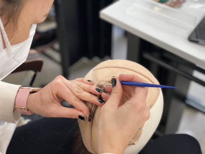 14 Centros Valencianos Y Caixabank Dualiza Se Alían Para Facilitar Pelucas A Enfermos Oncológicos