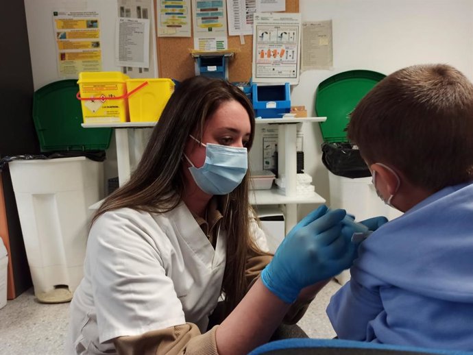 Un niño recibe la vacuna en el centro de salud de Adra (Almería)