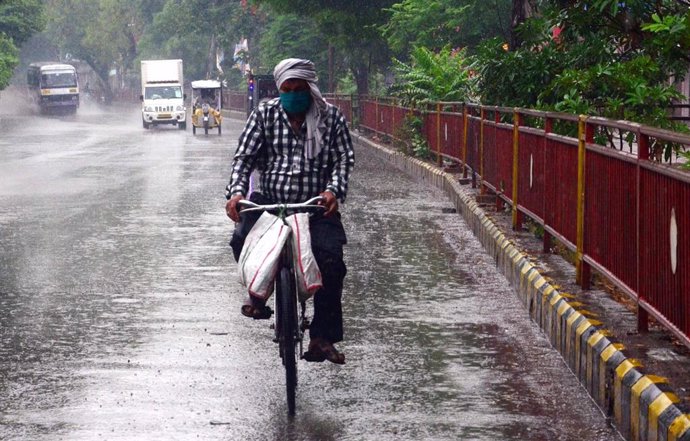 Archivo - Un ciclista en una carretera de la India