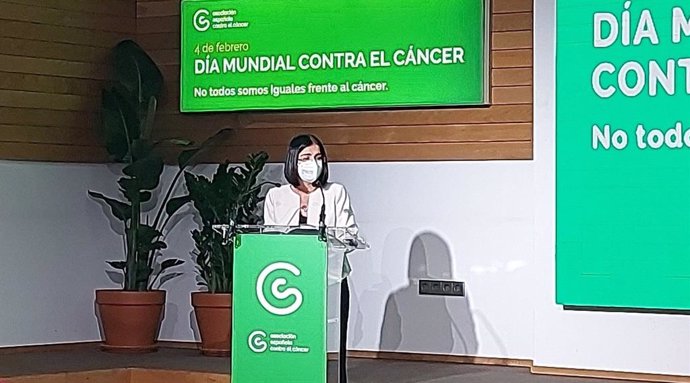 La ministra de Sanidad, Carolina Darias, en la presentación del primer informe sobre la inequidad del cáncer en España, publicado por la Asociación Española contra el Cáncer (AECC) este viernes, y que ha presidido la reina Letizia. A 4 de febrero de 202