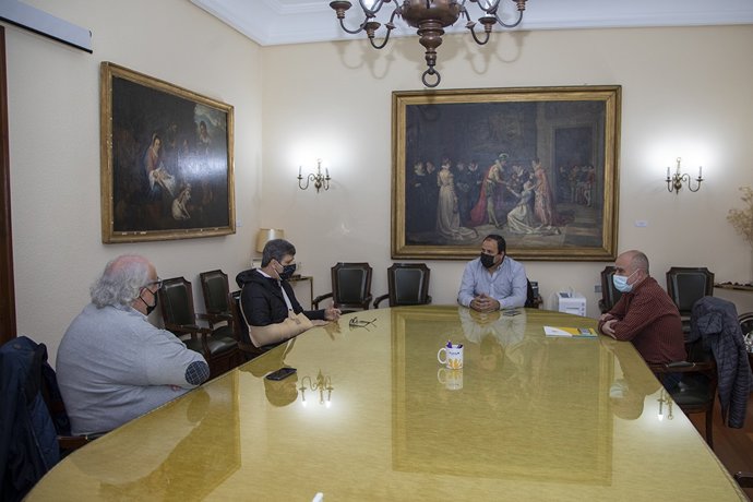 El vicepresidente primero de la Diputación de Cáceres, Alfonso Beltrán, recibe al presidente del Foro de Reflexión Argentina, Cristian Nstor Desideri