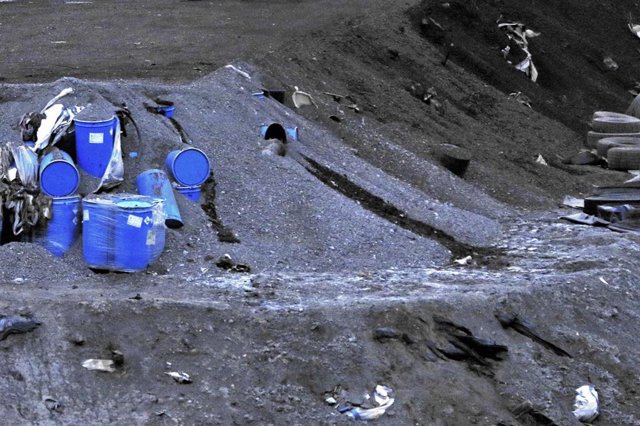 Archivo - Bidones en el vertedero de Nerva (Huelva), en una foto de archivo.