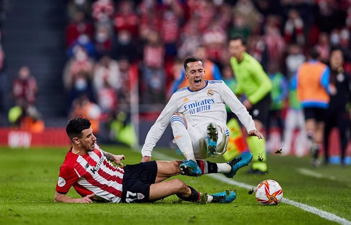 Lucas Vázquez sufre una entrada de Yuri Berchiche durante los cuartos de final de la Copa del Rey 2021-2022 entre el Athletic Club y el Real Madrid