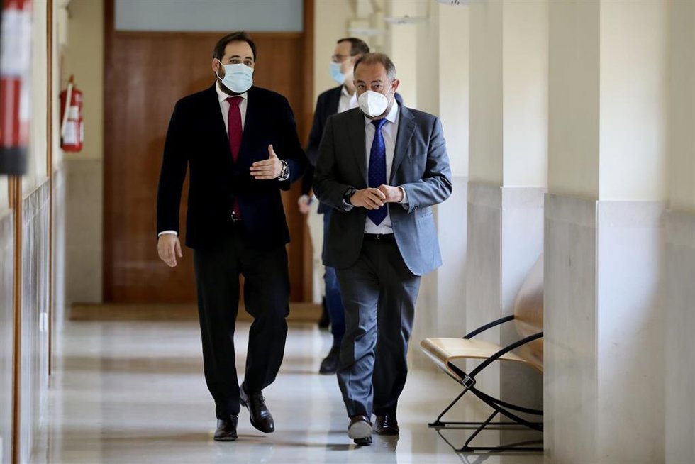 Reunión entre el presidente regional del PP, Paco Núñez, y el rector de la UCLM, Julián Garde.
