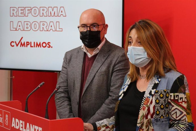 El secretario de Empleo y Derechos Laborales del PSRM, Antonio Huertas, y la diputada regional socialista Virginia Lopo