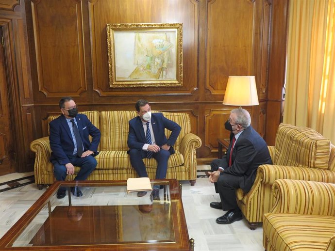 El presidente de la Asamblea Regional, Alberto Castillo, reunido con el presidente de la Plataforma Biprovincialidad 2es+, Antonio García Sánchez