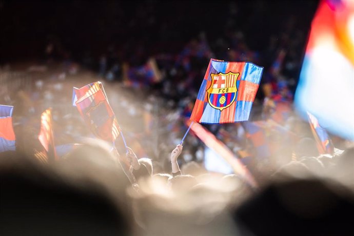 Archivo - Aficionados del FC Barcelona en el Camp Nou
