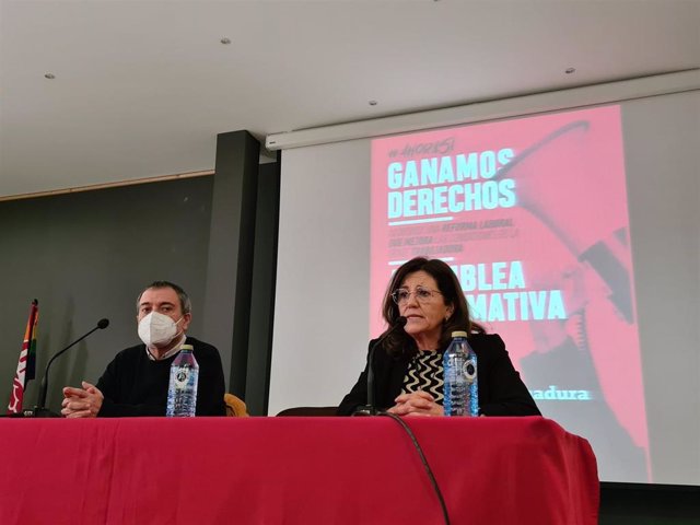 La secretaria general de UGT Extremadura, Patrocinio Sánchez, y el vicesecretario general de Política Sindical de UGT Confederal, Mariano Hoya, en rueda de prensa en Mérida