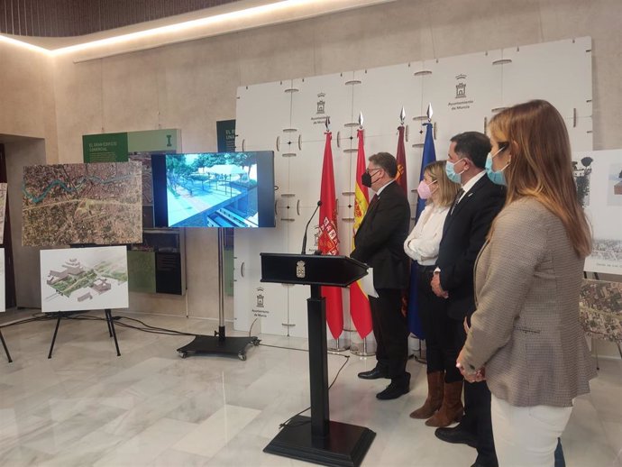 Parte del equipo de Gobierno local de Murcia visualiza un video de cómo serán las fases del proyecto de peatonalización de la zona del soterramiento