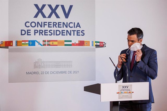 ARCHIVO - El jefe de Gobierno, Pedro Sánchez, se quita la mascarilla durante la Conferencia Extraordinaria de Presidentes celebrada en el Senado, el 22 de diciembre de 2021, en Madrid (España).  Se realizó una reunión para tratar la situación 