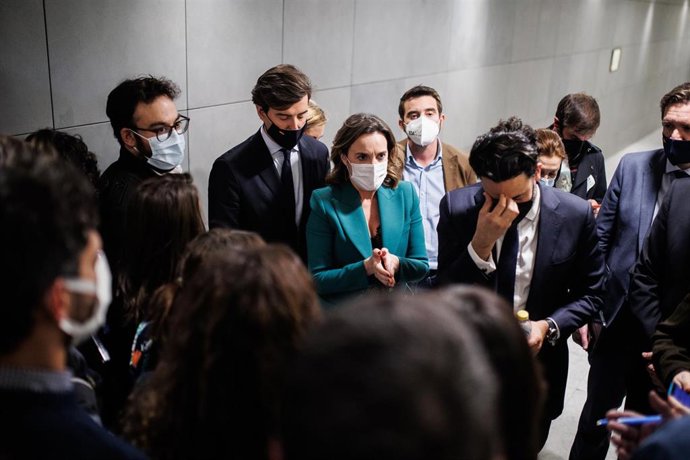 La portavoz del Grupo Popular en el Congreso, Cuca Gamarra (c), habla con los periodistas tras la votación sobre la reforma laboral.