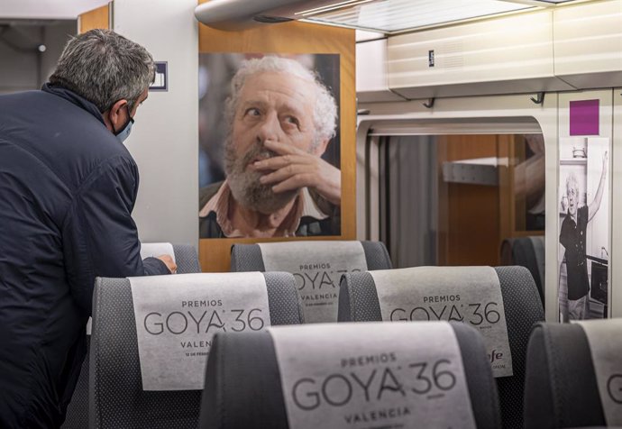 Renfe presenta una exposición de fotografía sobre Luis García Berlanga en el interior de un Ave Madrid-Valncia con motivo de la XXXVI edición de los Goya