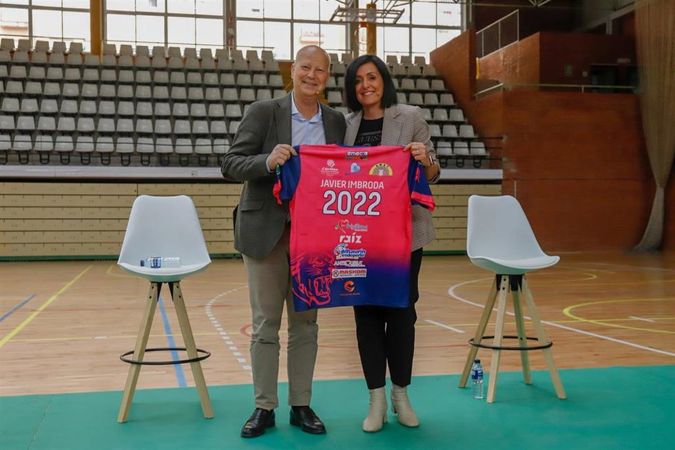 El consejero de Educación y Deporte, Javier Imbroda, obsequiado con una camiseta del Club Balonmano Femenino Málaga Costa del Sol Rincón Fertilidad durante la visita a las instalaciones remodelada de la Ciudad Deportiva de Carranque, directiva a 04
