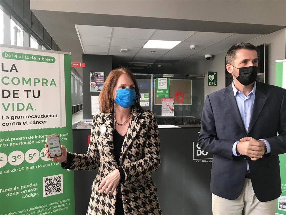 La consejera municipal de Economía del Ayuntamiento de Zaragoza, Carmen Herrarte, y el director de AECC en Aragón, Patxi García, presentan la campaña "La compra de tu vida" en el Mercado Central
