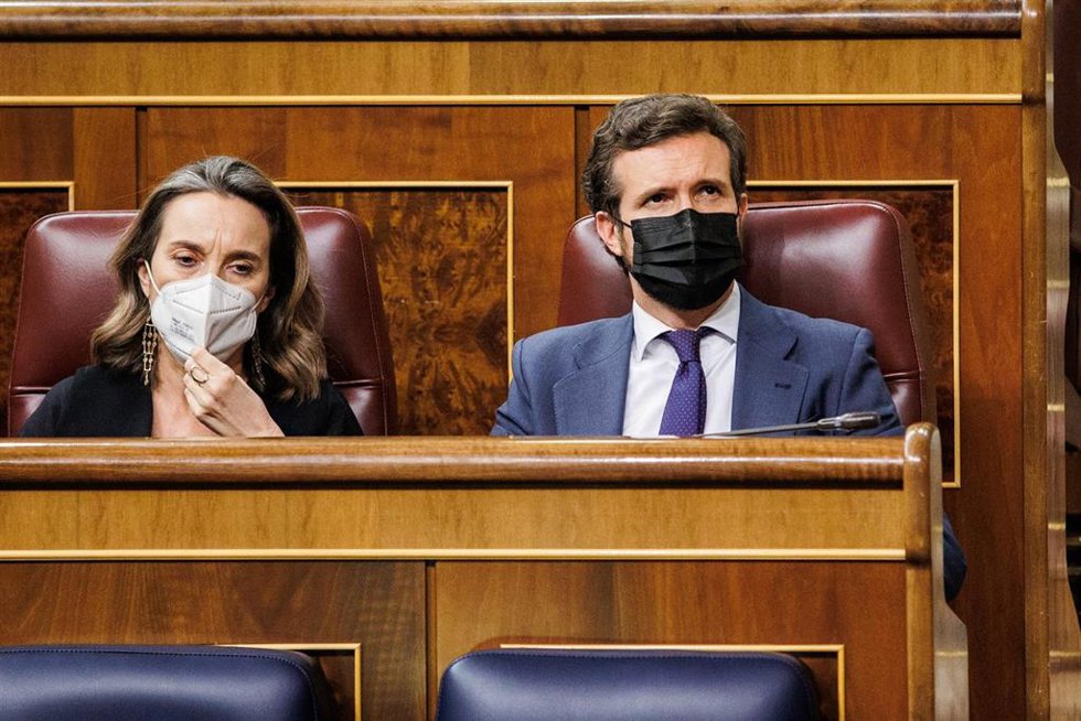 La portavoz parlamentaria del PP, Cuca Gamarra y el presidente del PP, Pablo Casado, conversan en una sesión plenaria, en el Congreso de los Diputados, a 1 de febrero de 2022, en Madrid (España). En el pleno de hoy, se debaten, entre otros temas, la vot