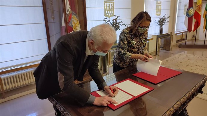 Firma del convenio entre el Ayuntamiento de Logroño y la AECC La Rioja
