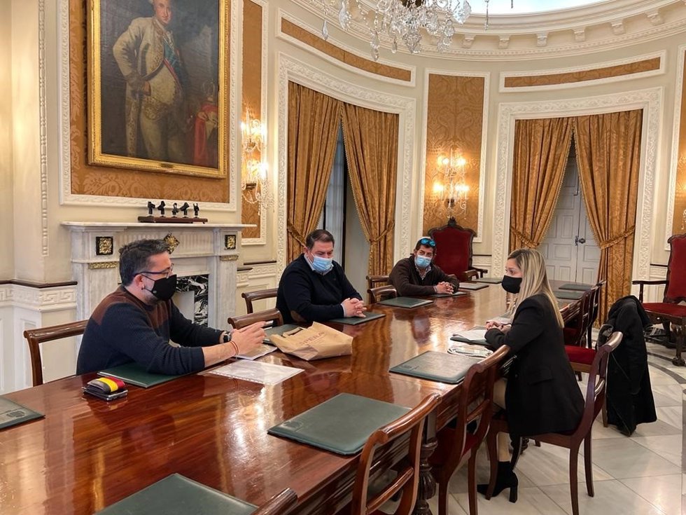 La responsable de Desarrollo Democrático de Diputación, Lucía Trujillo, durante la reunión con el delegado de Memoria Histórica y el alcalde del Ayuntamiento de Espera.