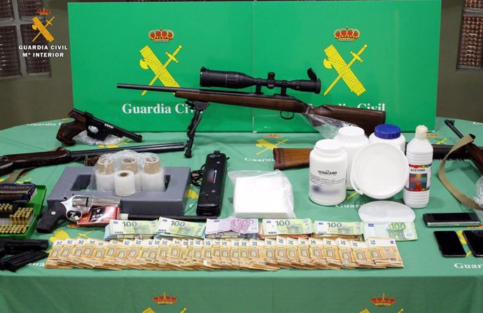 Sustancias y armas incautadas en la operación 'Sparkly Chestnut