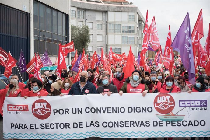 Manifestación por un convenio digno de las conserveras, en Santoña