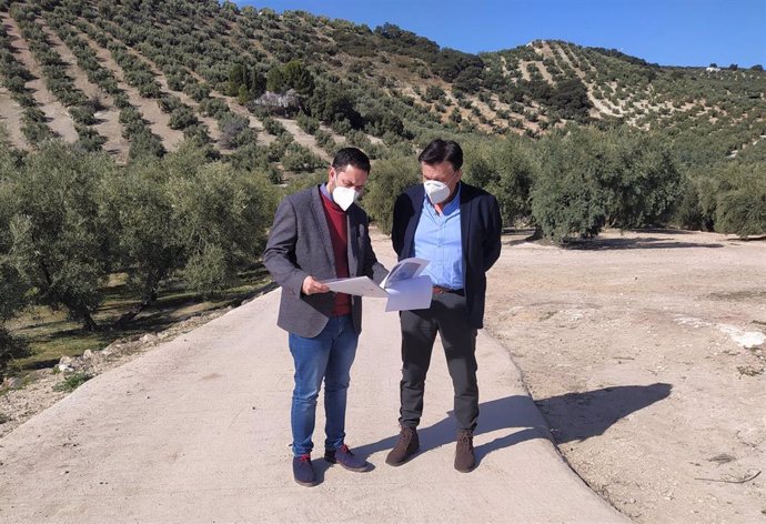 El delegado de Infraestructuras Rurales de la Diputación de Córdoba, Manuel Olmo, en su visita a Iznájar.