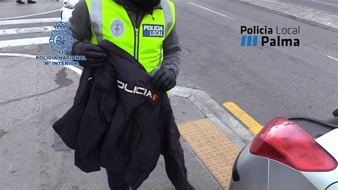Un agente exhibe las prendas incautadas en la operación en Corea