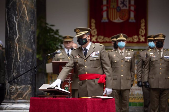 El nuevo inspector general del Ejército, Manuel Busquier, jura el cargo en el acto de toma de posesión el 4 de febrero de 2022.