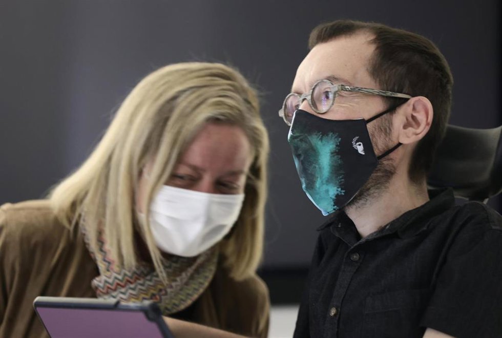 La diputada de Coalición Canaria, Ana Oramas, y el portavoz de Unidas Podemos en el Congreso de los Diputados, Pablo Echenique, a su llegada a una rueda de prensa mientras en el Congreso de los Diputados, a 1 de febrero de 2022, en Madrid (España).