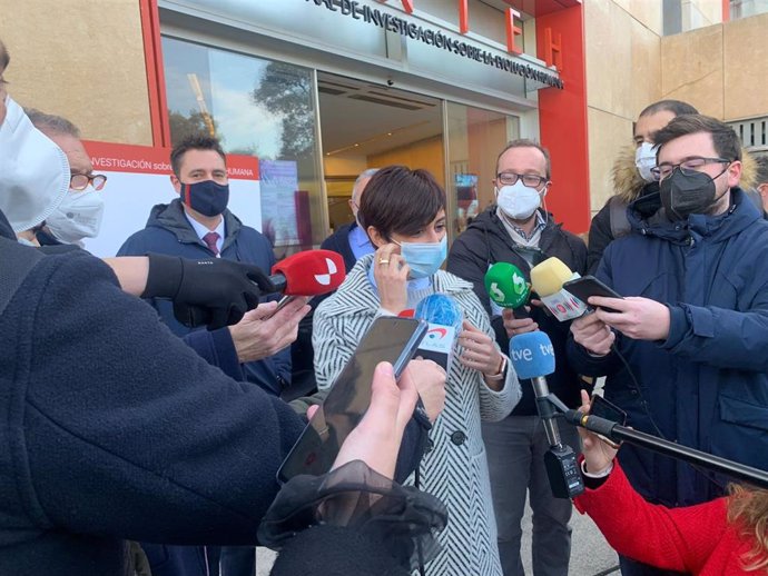 La ministra Rodríguez atiende a los medios en su visita a Burgos