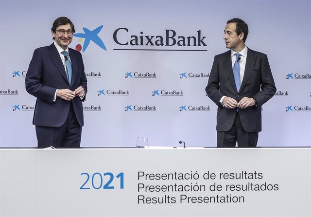 (I-D) El presidente de CaixaBank, José Ignacio Goirigolzarri, y el consejero delegado, Gonzalo Gortázar, presentan los resultados del ejercicio 2021, a 28 de enero de 2022, en Valencia, Comunidad Valenciana (España). 